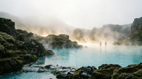 Couple français se relaxant dans un spa thermal avec brume matinale et eaux turquoises