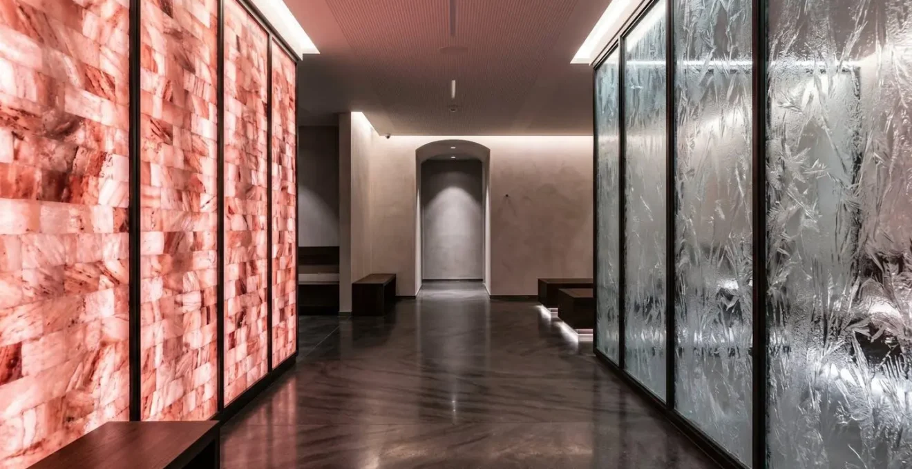Design moderne de spa avec murs de sel rétroéclairés et parois en verre texturé imitant la glace