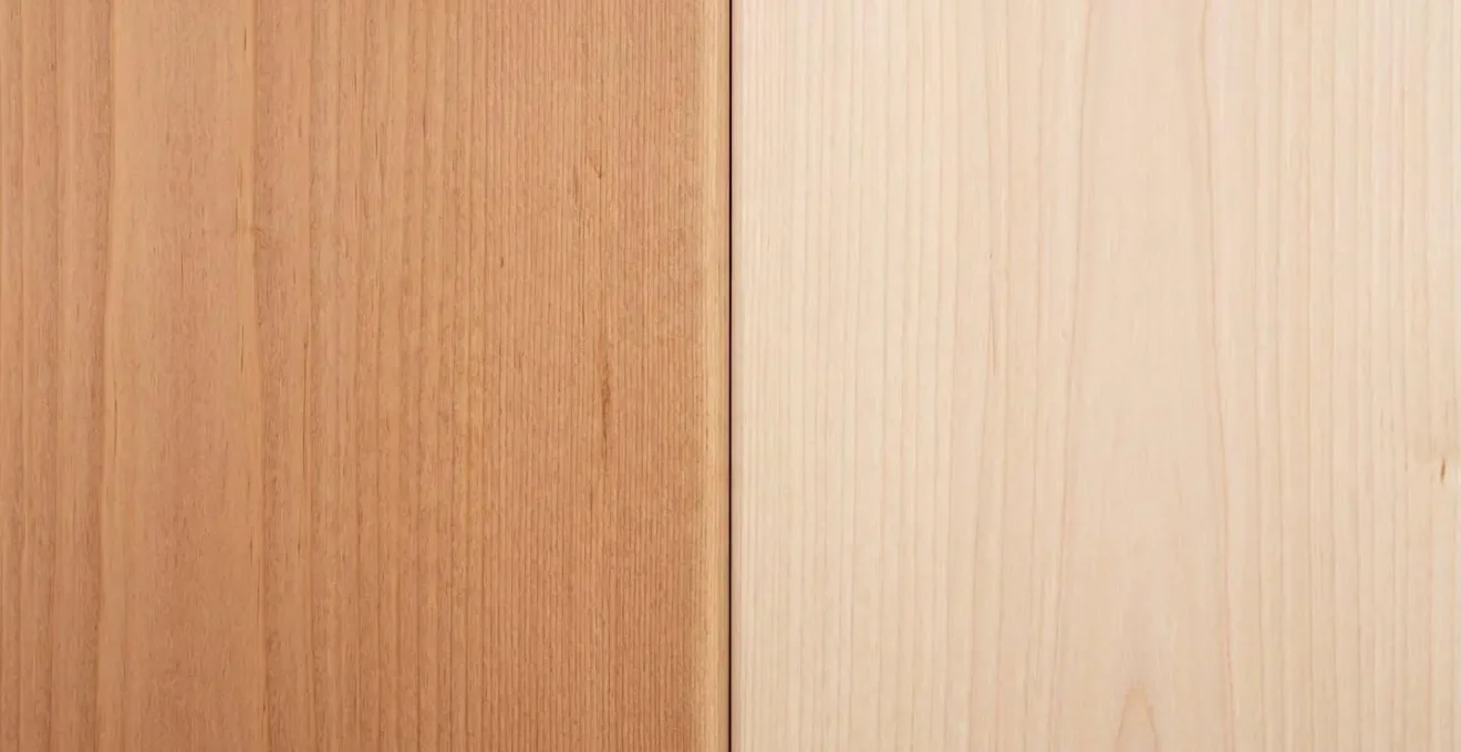 Comparaison côte à côte des textures et couleurs du bois hemlock et tremble pour sauna