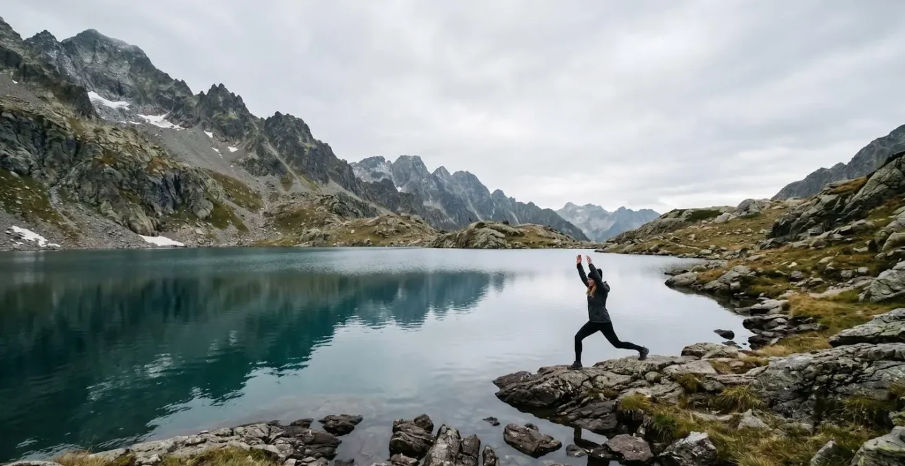 Vue large d'un environnement naturel avec une personne effectuant des mouvements de réchauffement près d'un point d'eau froide
