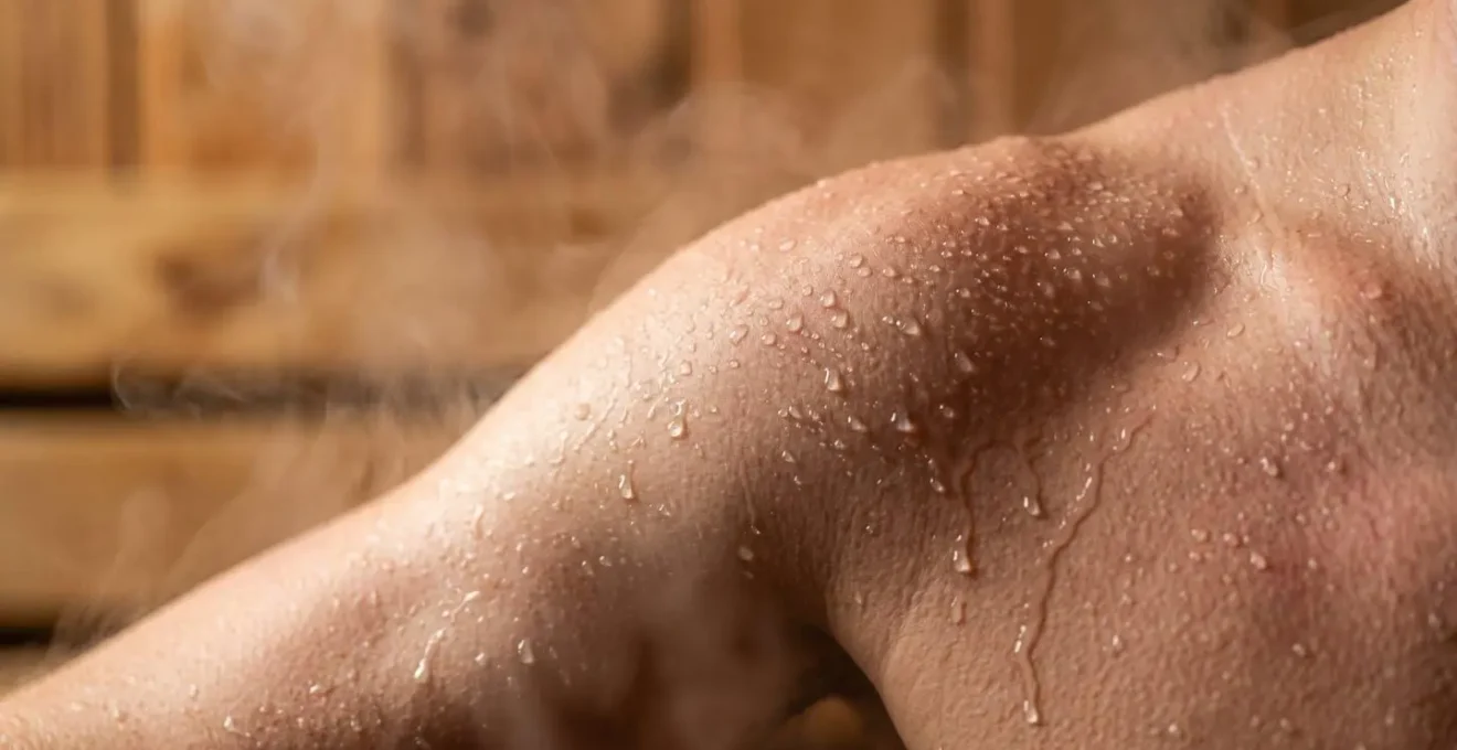 Séquence de repos post-sauna dans un espace thermal apaisant