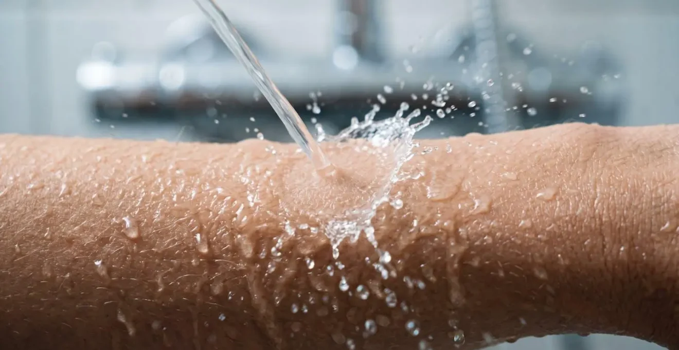 Jet d'eau frappant la peau en angle oblique avec effet doux sur surface cutanée