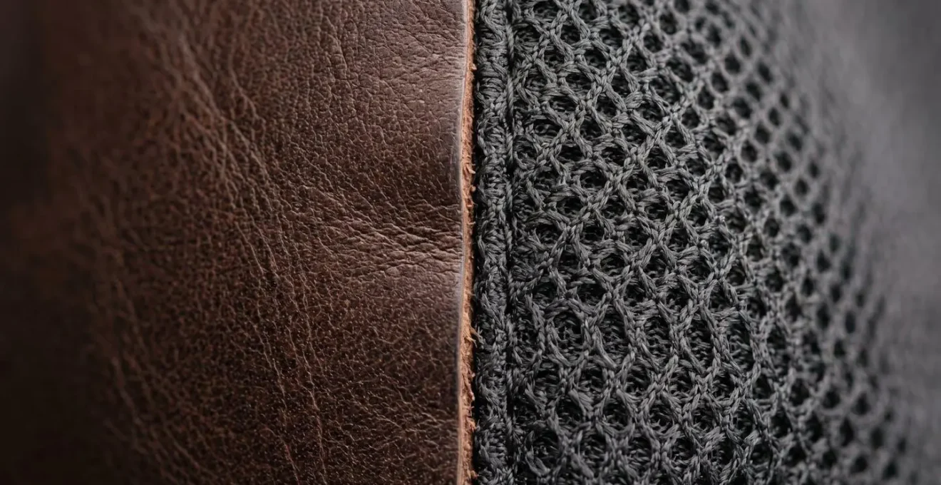Gros plan sur les textures de revêtements de fauteuil de massage, cuir et tissu technique